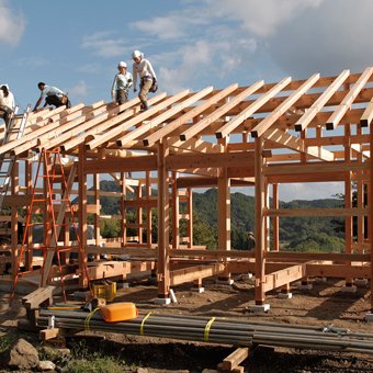 伝統構法石場建ての建前・木組み構造